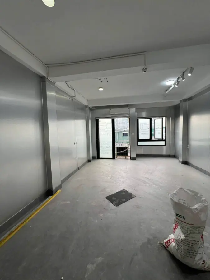 45m2 mặt bằng phố Nguyễn Xiển, tầng 5 có thang máy, giá chỉ 4.5 triệu – cơ hội vàng cho startup